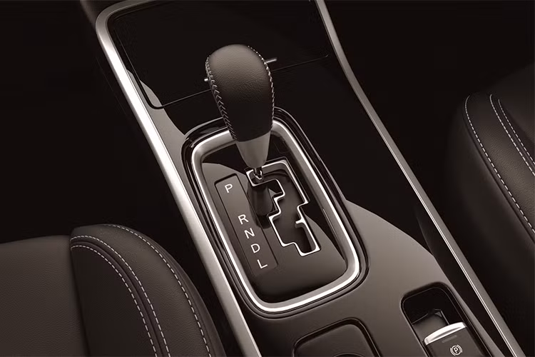 Ba chế độ vận hành của xe bao gồm: 4WD ECO phù hợp với đô thị, giúp xe tiết kiệm nhiên liệu; 4WD Auto tăng khả năng bám đường trong điều kiện trơn trượt, tự động phân bổ lực kéo tùy theo các tình huống khác nhau; 4WD Lock cố định dẫn động 2 cầu, ưu tiên phân bổ cho cầu sau, phù hợp với địa hình đường xấu, sa lầy hoặc có độ bám kém.