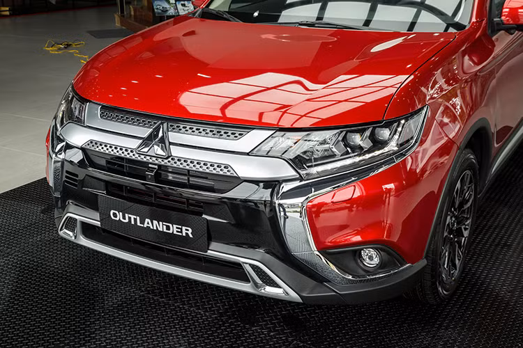 Cụm đèn chiếu sáng trước dạng LED giờ đây có thiết kế mới, sắc mỏng hơn trước đồng thời tích hợp kèm hệ thống rửa đèn. Nằm ở khu vực trung tâm, các thanh nan mạ crôm cũng được trau chuốt lại, mảnh khảnh hơn đem lại cảm giác vừa mắt hơn. 