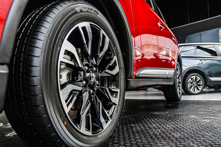 Phía sau của Outlander 2020 2.4 CVT Premium nâng cấp mới cũng được Mitsubishi thiết kế khá kỹ lưỡng với trang bị đèn hậu LED hiện đại. Cánh lướt gió thể thao trở thành một trang bị tiêu chuẩn, cản sau được thiết kế mới tạo cảm giác đầy đặn và cứng cáp hơn.