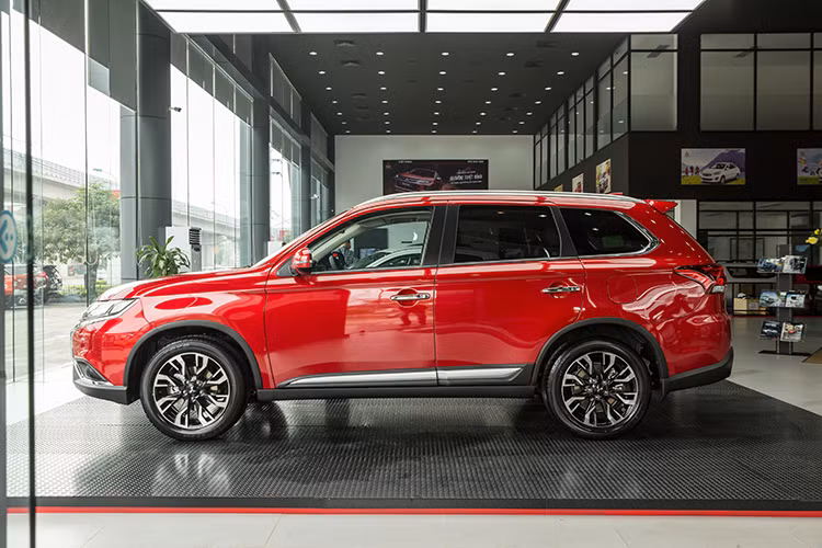 Tương tự như 2 phiên bản ra mắt hồi tháng 2/2020 vừa qua, Mitsubishi Outlander 2.4 CVT Premium 2020 ở lần nâng cấp giữa vòng đời này sở hữu ngoại thất thay đổi nhẹ theo hướng hiện đại hơn.
