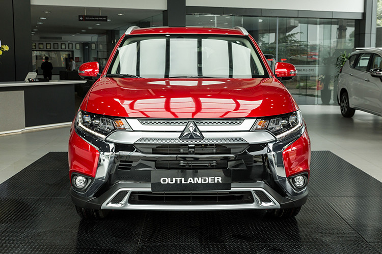 Mitsubishi Motors Việt Nam (MMV) đã chính thức giới thiệu phiên bản cuối cùng của Mitsubishi Outlander 2020 mới, phiên bản 2.4 CVT Premium. Trước đó vào tháng 2, Outlander bản nâng cấp giữa vòng đời đã ra mắt thị trường Việt Nam nhưng chỉ có 2 bản 2.0 CVT và 2.0 CVT Premium, bản 2.4 CVT Premium lúc đó chưa được nâng cấp