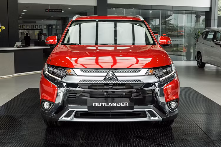 Mitsubishi Motors Việt Nam (MMV) đã chính thức giới thiệu phiên bản cuối cùng của Mitsubishi Outlander 2020 mới, phiên bản 2.4 CVT Premium. Trước đó vào tháng 2, Outlander bản nâng cấp giữa vòng đời đã ra mắt thị trường Việt Nam nhưng chỉ có 2 bản 2.0 CVT và 2.0 CVT Premium, bản 2.4 CVT Premium lúc đó chưa được nâng cấp