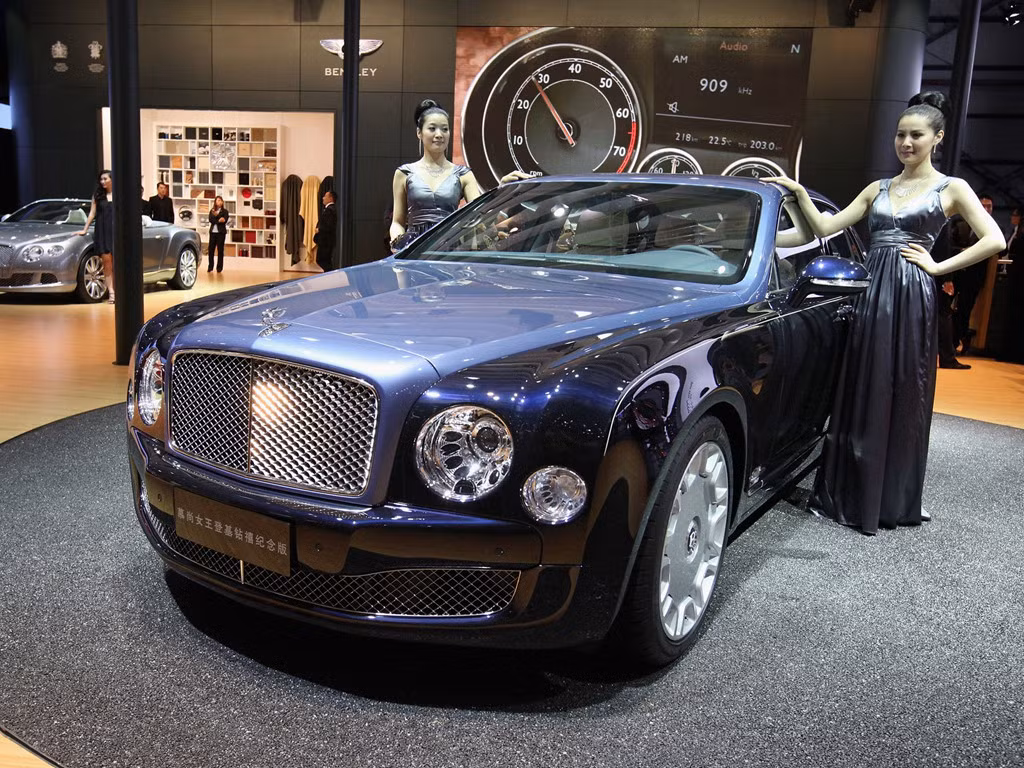 Chiếc Bentley Mulsanne phiên bản đặc biệt Diamond Jubilee được sản xuất riêng cho Nữ hoàng Elizabeth II. Trong ảnh là mẫu xe được trưng bày tại Triển lãm xe hơi Quốc tế Bắc Kinh 2012.