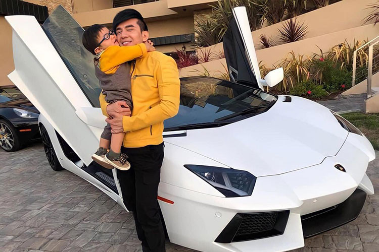 Cách đây hơn nửa năm, doanh nhân Thuỷ Tiên còn đăng tải ảnh đi xem các siêu xe như Lamborghini Huracan đời mới, Lamborghini Urus hay Rolls-Royce Dawn. Dù cả 2 ly hôn nhưng vẫn xem nhau như bạn và cùng chăm sóc đứa con trai duy nhất sẽ ở Mỹ cùng với mẹ.