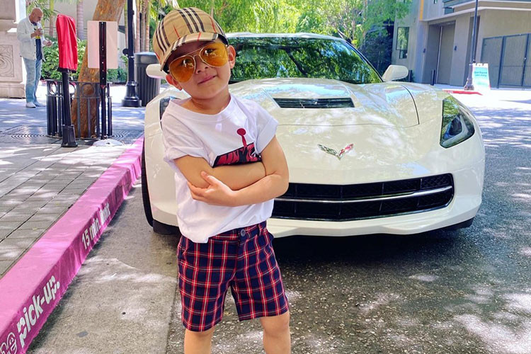 Trong khi đó, dòng siêu xe Ferrari California lại sử dụng kiểu mui xếp cứng nên rất gọn gàng so với đối thủ Lamborghini, người lái chỉ cần ấn nút, chiếc mui cứng trên xe California sẽ tự động thu về sau trở thành xe mui trần hoặc đóng lại theo yêu cầu.