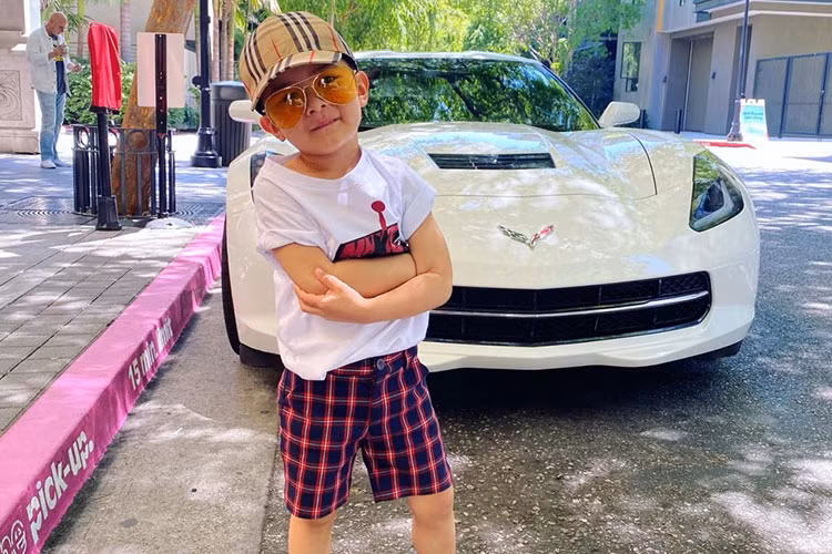 Trong khi đó, dòng siêu xe Ferrari California lại sử dụng kiểu mui xếp cứng nên rất gọn gàng so với đối thủ Lamborghini, người lái chỉ cần ấn nút, chiếc mui cứng trên xe California sẽ tự động thu về sau trở thành xe mui trần hoặc đóng lại theo yêu cầu.