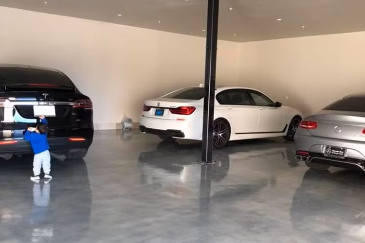 Vợ cũ Đan Trường cũng là một người mê xe cộ khi sở hữu nhiều chiếc xe khác thuộc thương hiệu đình đám. Bé Thiên Từ thừa hưởng niềm đam mê xe giống mẹ bên đặc biệt yêu thích các mô hình xe đồ chơi cũng như xe thật. Lúc rảnh rỗi, Thủy Tiên hay đưa con đi dạo bằng chính những chiếc siêu xe hay xe sang của mình.