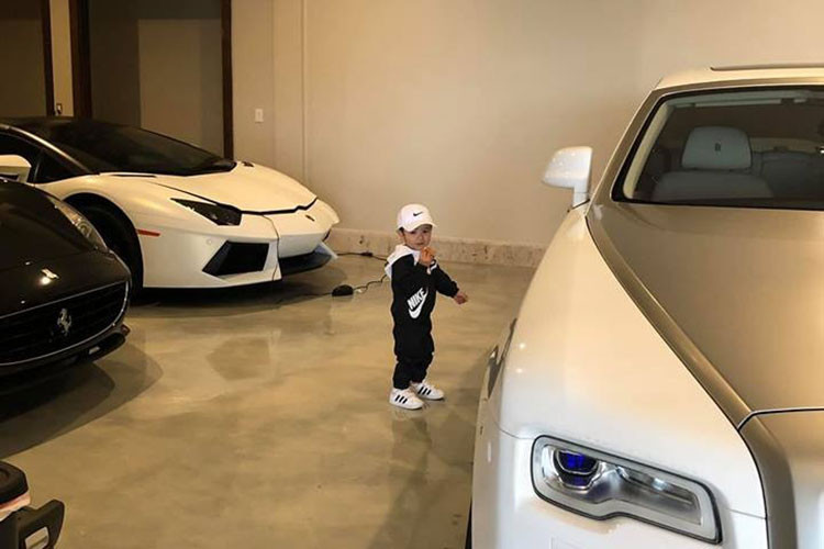 So với bản Coupe, siêu xe Lamborghini Aventador LP700-4 Roadster có "mái nhà" tháo lắp dễ dàng bằng tay. Quá trình này chỉ mất khoảng 20 giây để biến siêu xe Lamborghini Aventador từ bản Coupe trở thành mui trần và ngược lại sẽ tốn thời gian 25 giây. Mỗi mui chỉ nặng khoảng 6 kg.