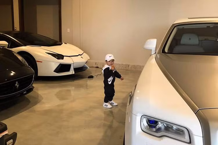 So với bản Coupe, siêu xe Lamborghini Aventador LP700-4 Roadster có "mái nhà" tháo lắp dễ dàng bằng tay. Quá trình này chỉ mất khoảng 20 giây để biến siêu xe Lamborghini Aventador từ bản Coupe trở thành mui trần và ngược lại sẽ tốn thời gian 25 giây. Mỗi mui chỉ nặng khoảng 6 kg.