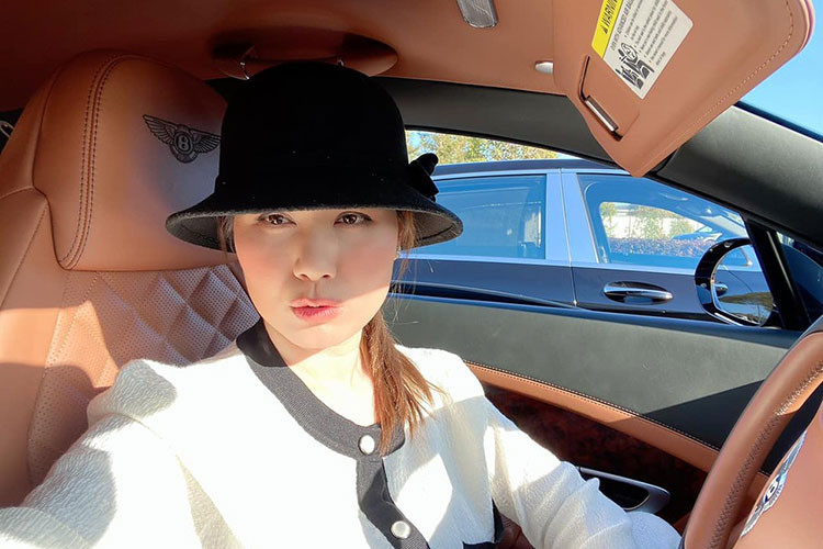 Ngoài những chiếc xe sang của các thương hiệu đình đám Mercedes-Benz, BMW, Bentley hay Rolls-Royce... SUV điện Tesla Model X có mặt trong garage ở căn biệt thự xa hoa tại San Jose, California, Mỹ. Thuỷ Tiên - vợ cũ Đan Trường cũng thường xuyên lái chiếc xe siêu sang Bentley đi lại hàng ngày.