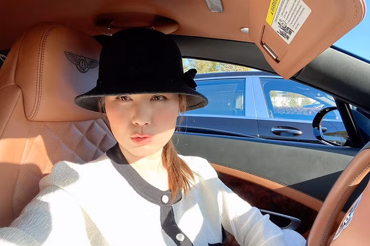 Ngoài những chiếc xe sang của các thương hiệu đình đám Mercedes-Benz, BMW, Bentley hay Rolls-Royce... SUV điện Tesla Model X có mặt trong garage ở căn biệt thự xa hoa tại San Jose, California, Mỹ. Thuỷ Tiên - vợ cũ Đan Trường cũng thường xuyên lái chiếc xe siêu sang Bentley đi lại hàng ngày.