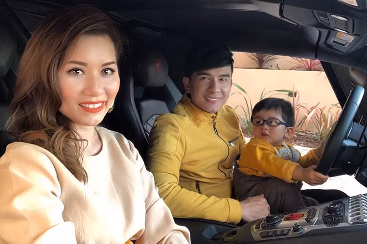 Trước đây, vợ cũ Đan Trường cũng tiết lộ hình ảnh con trai trong garage với rất nhiều siêu xe, trị giá hàng triệu USD khiến mọi người phải xuýt xoa. Cô chia sẻ Thiên Từ mê xe hơi giống ba mẹ: “Những nút bấm trong xe, Thiên Từ đã biết 50%. Mỗi khi có xe đi ngang qua, bé luôn bấm còi”.