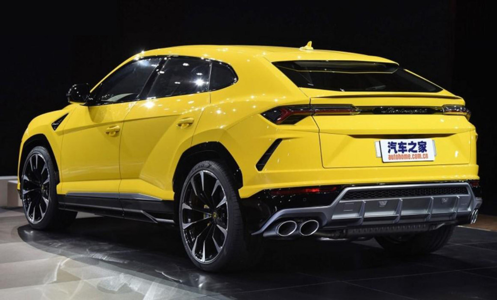Mẫu xe SUV C60 Hyosow đủ rộng cho 5 người ngồi trong với trục dài cơ sở 2,815 m, ngắn hơn Lamborghini Urus nguyên bản 187 mm. Xe có bản 5 chỗ và 7 chỗ với không gian bên trong khá rộng, trong khi Urus chỉ đủ chỗ cho 4 người ngồi.