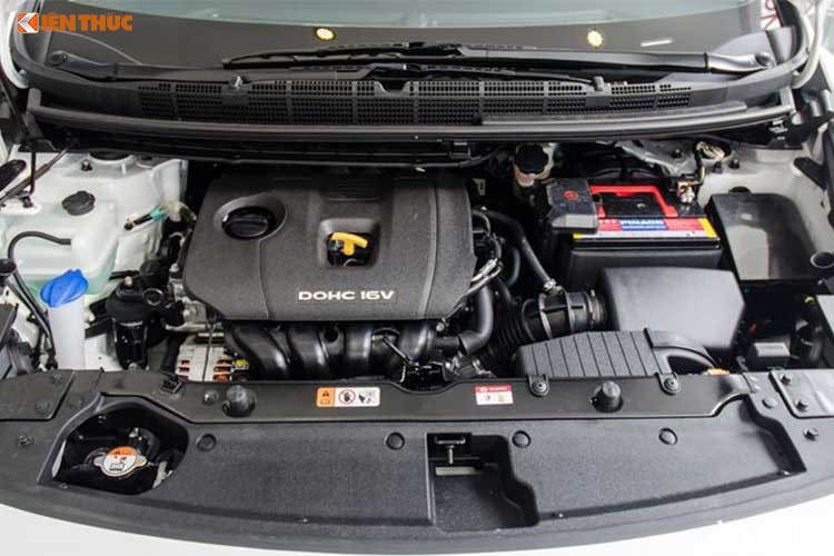 Kia Rondo 2017 có 4 phiên bản để lựa chọn bao gồm 1 phiên bản sử dụng động cơ dầu diesel và 3 phiên bản trang bị động cơ xăng. Trên bản động cơ dầu diesel là loại tăng áp, 4 xi-lanh, 16 van DOHC, dung tích 1.7 lít, công suất cực đại 139 mã lực tại 4.000 vòng/phút và mô men xoắn cực đại 340 Nm tại 1750-2500 vòng/phút đi kèm hộp số tự động 7 cấp ly hợp kép.