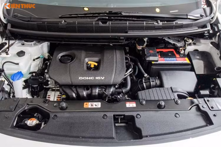 Kia Rondo 2017 có 4 phiên bản để lựa chọn bao gồm 1 phiên bản sử dụng động cơ dầu diesel và 3 phiên bản trang bị động cơ xăng. Trên bản động cơ dầu diesel là loại tăng áp, 4 xi-lanh, 16 van DOHC, dung tích 1.7 lít, công suất cực đại 139 mã lực tại 4.000 vòng/phút và mô men xoắn cực đại 340 Nm tại 1750-2500 vòng/phút đi kèm hộp số tự động 7 cấp ly hợp kép.