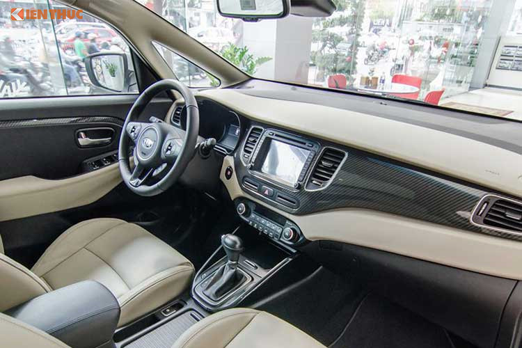 Bảng táp lô được phối giữa hai sắc màu trắng sữa và màu đen, ngoài ra trên phiên bản cao cấp GATH bảng tablo và 4 cánh cửa được ốp nhựa sơn giả carbon trông hiện đại và thể thao hơn. Cụm đồng hồ lái thiết kế hiện đại và các thông số bố trí gọn, rõ, giúp người lái dễ dàng quan sát.