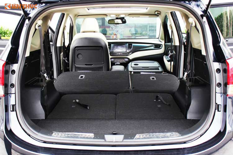 Hệ thống điều hòa 2 vùng tự động dành cho ba phiên bản số tự động, đi kèm với hệ thống lọc khí bằng ion, tất cả các phiên bản đều có cửa gió điều hòa cho hàng ghế sau. Các trang bị cao cấp khác còn có cửa sổ trời toàn cảnh Panoramic, rèm che nắng hàng ghế thứ hai chỉnh tay, phanh tay điện tử EPB, chìa khóa thông minh...