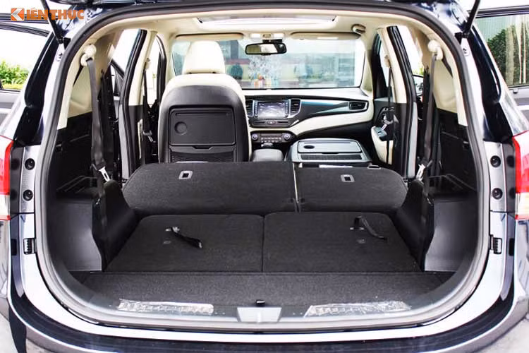 Hệ thống điều hòa 2 vùng tự động dành cho ba phiên bản số tự động, đi kèm với hệ thống lọc khí bằng ion, tất cả các phiên bản đều có cửa gió điều hòa cho hàng ghế sau. Các trang bị cao cấp khác còn có cửa sổ trời toàn cảnh Panoramic, rèm che nắng hàng ghế thứ hai chỉnh tay, phanh tay điện tử EPB, chìa khóa thông minh...