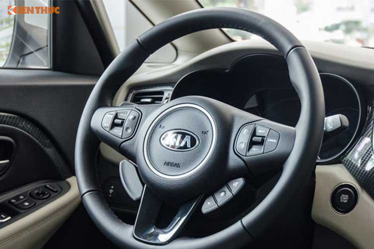 Cụm vô lăng bọc da giữ nguyên thiết kế 3 chấu kèm những nút bấm tiện ích, phiên bản số tự động được trang bị thêm tính năng điều khiển hành trình và giới hạn tốc độ. Xe được trang bị đầu đĩa DVD màn hình cảm ứng kèm GPS, Bluetooth, đi kèm hệ thống âm thanh 6 loa, ngoài ra hệ thống này còn có cổng kết nối USB, AUX, iPod...