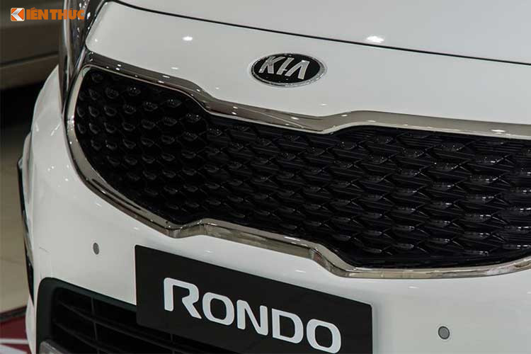 Kia Rondo bản 2017 (còn được gọi là facelift Kia Carens tại một số thị trường). Ở thế hệ mới, Rondo sở hữu nét thiết kế ngoại thất khiến nhiều người liên tưởng đến BMW 2-Series Active Tourer. Phần đầu xe gây ấn tượng với lưới tản nhiệt hình mặt hổ đặc trưng, cản trước mở rộng đi kèm là thanh ngang làm bằng kim loại sáng.