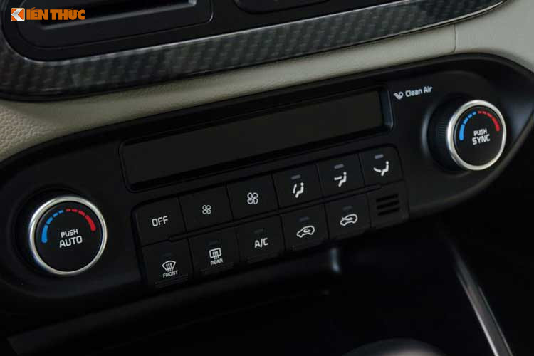 Ghế ngồi trên tất cả phiên bản Rondo 2017 đều được bọc da cao cấp. Trên phiên bản cao cấp nhất, ghế người lái có thể chỉnh điện 10 hướng và đi kèm tiện ích đệm đỡ bắp chân chỉnh điện. Hàng ghế thứ hai và thứ ba có thể gập phẳng xuống sàn theo tỉ lệ lần lượt 40:60 và 50:50 để mở rộng không gian chứa hành lý.