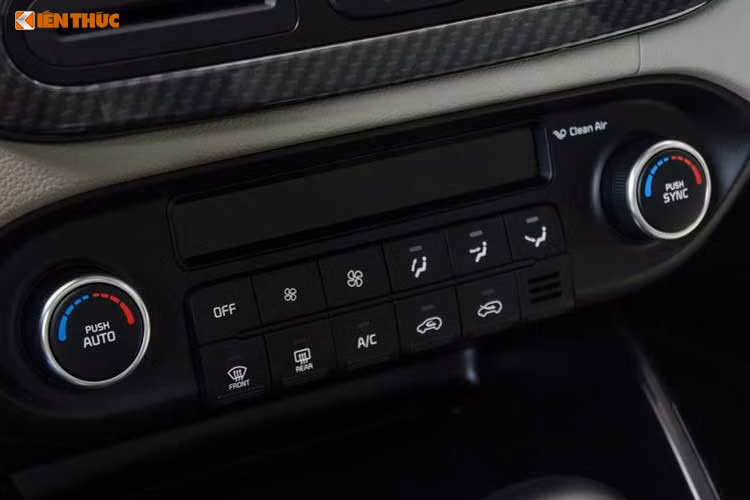 Ghế ngồi trên tất cả phiên bản Rondo 2017 đều được bọc da cao cấp. Trên phiên bản cao cấp nhất, ghế người lái có thể chỉnh điện 10 hướng và đi kèm tiện ích đệm đỡ bắp chân chỉnh điện. Hàng ghế thứ hai và thứ ba có thể gập phẳng xuống sàn theo tỉ lệ lần lượt 40:60 và 50:50 để mở rộng không gian chứa hành lý.