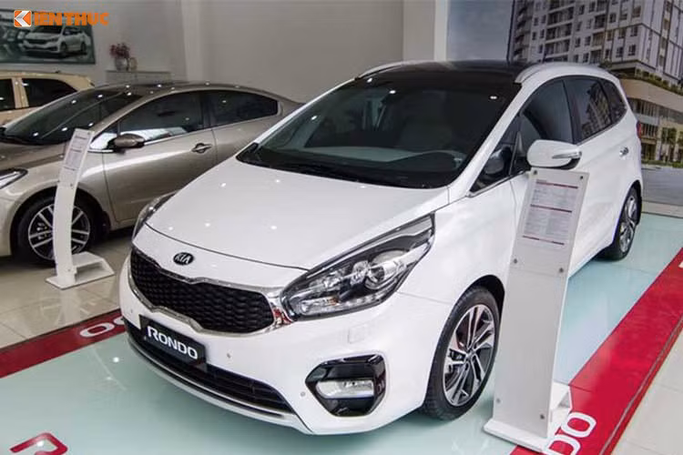 Trong khi hầu hết các mẫu xe của Kia đều giữ nguyên giá sau lần điều chỉnh gần nhất thì giá ôtô Kia Rondo tăng giá nhẹ trong tháng 4. Cụ thể, theo bảng giá mới của Kia, 2 phiên bản Kia Rondo 2.0 GMT và 2.0 GAT giữ nguyên mức giá lần lượt là 609 triệu đồng vá 669 triệu đồng thì 2 phiên bản GATH và DAT sẽ tăng giá trong tháng 4/2018.