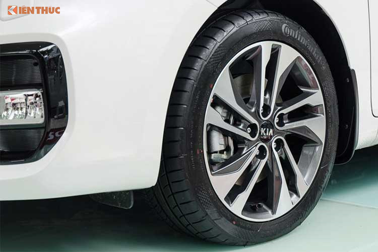 Nhìn từ phương ngang bên hông, Kia Rondo 2017 bắt mắt hơn trước đây, cụm la-zăng được thiết kế 5 chấu kép vuốt theo hình cánh quạt hiện đại và thể thao hơn trước. Gương chiếu hậu được trang bị tính năng cần thiết như chỉnh điện, gập điện và tích hợp đèn báo rẽ tiện dụng.