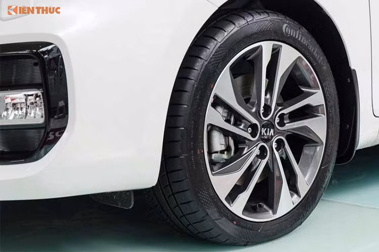 Nhìn từ phương ngang bên hông, Kia Rondo 2017 bắt mắt hơn trước đây, cụm la-zăng được thiết kế 5 chấu kép vuốt theo hình cánh quạt hiện đại và thể thao hơn trước. Gương chiếu hậu được trang bị tính năng cần thiết như chỉnh điện, gập điện và tích hợp đèn báo rẽ tiện dụng.