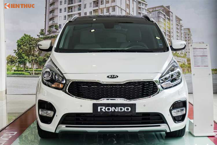 Mức tăng giá Kia Rondo cho cả 2 phiên bản này là 20 triệu đồng. Như vậy, giá bán mới cúa Kia Rondo DAT và Kia Rondo 2.0 GATH là 799 triệu đồng (thay vì 779 triệu đồng như cũ). Trong tháng 3/2018, Rondo đạt doanh số bán ra 128 xe. Kể từ đầu năm đến nay, có 427 chiếc Kia Rondo đã giao đến tay khách hàng.