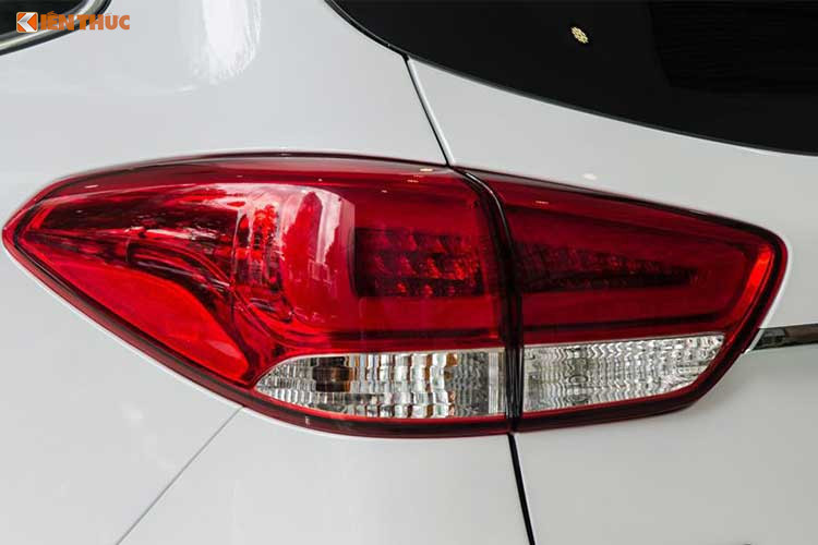 Đuôi xe cũng khá sang trọng và hiện đại. Cụm đèn hậu sử dụng công nghệ LED trên phiên bản GATH là minh chứng cho điều này. Ngoài ra kích thước của cụm đèn tương đối vừa phải so với tổng thể đuôi xe.