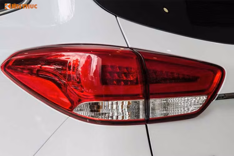 Đuôi xe cũng khá sang trọng và hiện đại. Cụm đèn hậu sử dụng công nghệ LED trên phiên bản GATH là minh chứng cho điều này. Ngoài ra kích thước của cụm đèn tương đối vừa phải so với tổng thể đuôi xe.