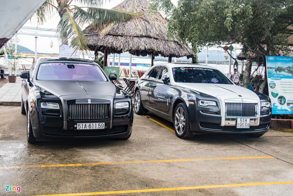 Bộ đôi xe siêu sang Rolls-Royce Ghost Series I và Series II cùng góp mặt tại sự kiện này. So với đàn anh Phantom, Ghost có kiểu dáng nhỏ gọn và trẻ trung hơn nên phù hợp với nhóm khách hàng trẻ tuổi hơn.