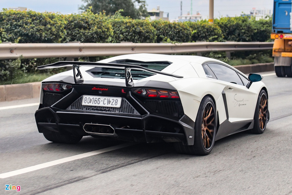 Ra mắt vào năm 2013, Lamborghini Aventador LP 720-4 50 Anniversario là phiên bản đặc biệt nhằm kỷ niệm 50 năm thành lập hãng siêu xe Italy. Lamborghini chỉ sản xuất 100 chiếc phiên bản coupe và 100 chiếc roadster.