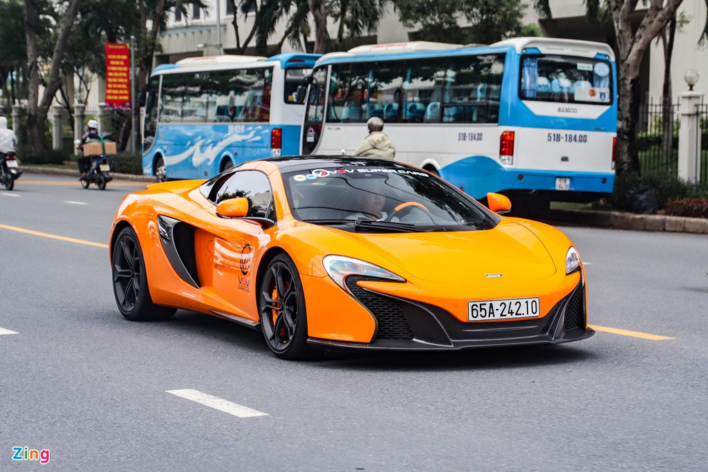 Chiếc McLaren 650S Spider thứ 2 trong đoàn được cầm lái bởi đại gia Cần Thơ. Siêu xe này vừa có mặt tại Tây Đô cách đây không lâu và là siêu xe thứ 2 của vùng đất này, sau chiếc Lamborghini Huracan LP 580-2.