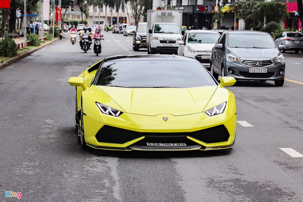 Tiếp theo là chiếc Huracan màu vàng chanh với biển số 567.89 của đại gia Đà Nẵng. Đó chưa phải là điểm đặc biệt duy nhất trên chiếc siêu xe này. Siêu xe màu vàng chanh sở hữu gói độ của Vorsteiner mang tên Verona Edizione. So với gói độ Novara Edizione, Verona Edizone được đánh giá đơn giản và nhẹ nhàng hơn.