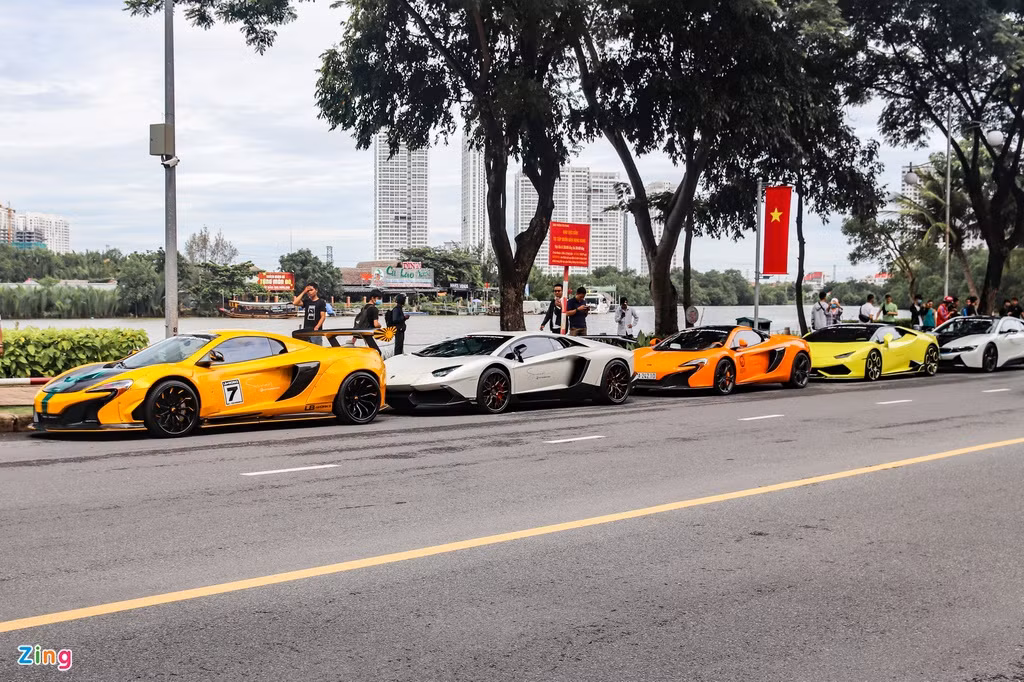 Trong 2 ngày 3-4/7, hơn 10 xe siêu sang và siêu xe trăm tỷ đã thực hiện hành trình ngắn từ TP.HCM đi Vũng Tàu. Đây là sự kiện do một showroom siêu xe tư nhân tổ chức để tri ân khách hàng.