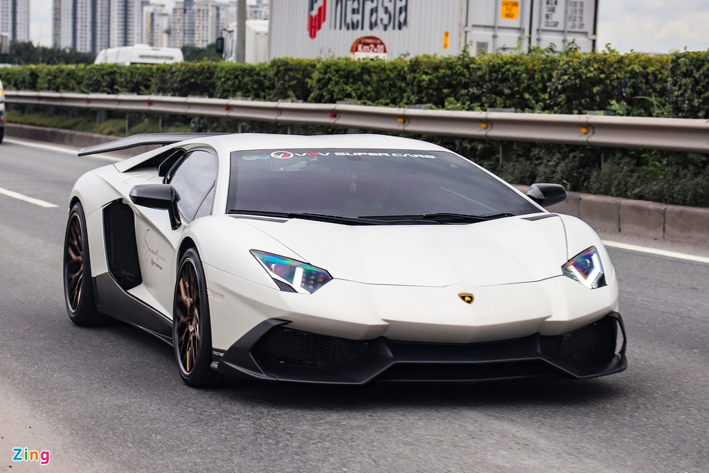 Nổi bật nhất là chiếc Lamborghini Aventador LP 700-4 độ bodykit của phiên bản kỷ niệm LP 720-4 50 Anniversario. So với bản tiêu chuẩn, bản độ này được gia tăng tính khí động học với hốc gió, khuếch tán sau và lưới tản nhiệt được làm lớn hơn.
