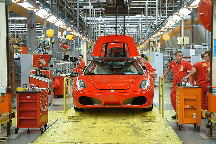 Ly do nhan vien Ferrari thua tien cung khong duoc mua “sieu ngua“