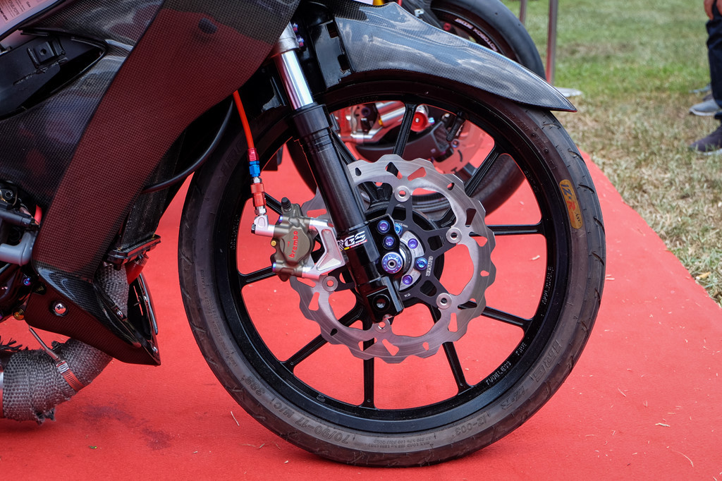 Bên cạnh đó là một loạt đồ chơi hàng hiệu như mâm xe Daytona, phuộc trước up-side-down RGS, đĩa thắng Galfer, heo thắng Brembo Moto3 và dây dầu hàng hiệu Earl's. Toàn bộ ốc được thay bằng loại titan.