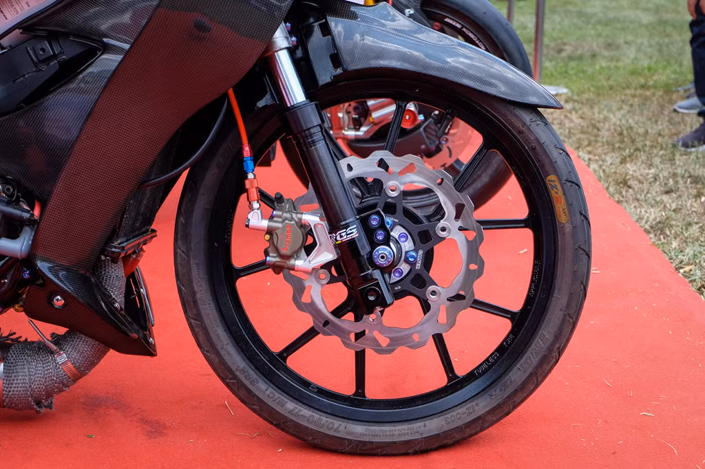 Bên cạnh đó là một loạt đồ chơi hàng hiệu như mâm xe Daytona, phuộc trước up-side-down RGS, đĩa thắng Galfer, heo thắng Brembo Moto3 và dây dầu hàng hiệu Earl's. Toàn bộ ốc được thay bằng loại titan.