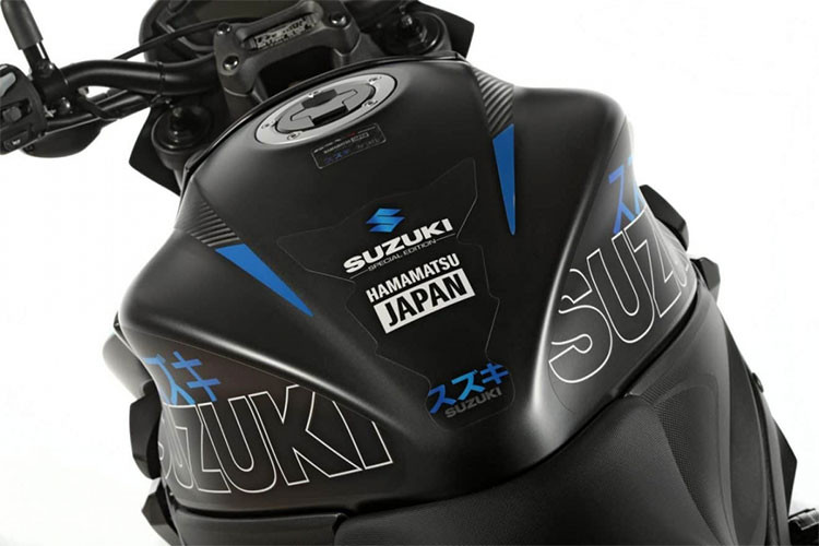 Khác với phiên bản thường, Mẫu xe môtô Suzuki GSX-S1000 Team Suzuki bản đặc biệt này có bộ tem ghi rõ bản đặc biệt được dán trên bình xăng xe "Suzuki Special Edition - Hamamatsu Japan". Ở gần nắp xăng của xe còn có sticker nhỏ ghi rõ số thứ tự của xe.