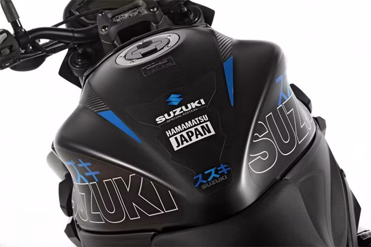 Khác với phiên bản thường, Mẫu xe môtô Suzuki GSX-S1000 Team Suzuki bản đặc biệt này có bộ tem ghi rõ bản đặc biệt được dán trên bình xăng xe "Suzuki Special Edition - Hamamatsu Japan". Ở gần nắp xăng của xe còn có sticker nhỏ ghi rõ số thứ tự của xe.