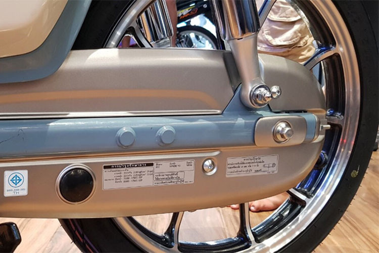 Thay vì vành nan, chiếc xe có cặp bánh bằng nhôm đúc 5 cánh kép đẹp mắt, nhưng vẫn sử dụng phanh đùm quen thuộc. Bộ giảm xóc giò gà đặc trưng của Cub đã được Honda khéo léo "chế" lại để trở thành dạng up side down cao cấp, loại bỏ hoàn toàn hiện tượng bánh trước bị "rướn" lên khi phanh gấp của chiếc Cub nguyên bản.