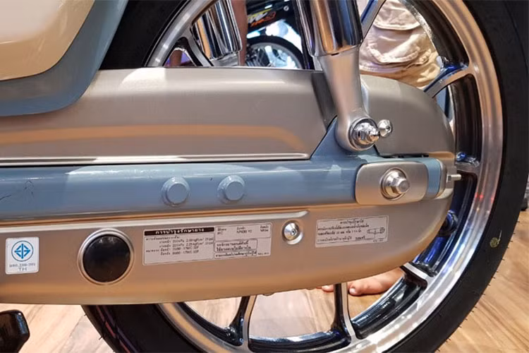 Thay vì vành nan, chiếc xe có cặp bánh bằng nhôm đúc 5 cánh kép đẹp mắt, nhưng vẫn sử dụng phanh đùm quen thuộc. Bộ giảm xóc giò gà đặc trưng của Cub đã được Honda khéo léo "chế" lại để trở thành dạng up side down cao cấp, loại bỏ hoàn toàn hiện tượng bánh trước bị "rướn" lên khi phanh gấp của chiếc Cub nguyên bản.