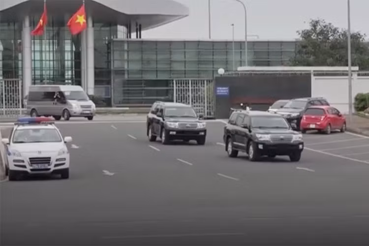 Hơn 9h sáng qua (24/2), một chiếc máy bay từ Bình Nhưỡng, thủ đô của Triều Tiên đã hạ cánh xuống Nội Bài mang theo đoàn cận vệ, trang thiết bị và 2 chiếc xe Toyota Land Cruiser. Đáng chú ý, cả 2 chiếc xe Toyota Land Cruiser này đều không gắn biển, trái ngược với những chiếc Chevrolet Suburban của đoàn Mỹ đều có biển số.