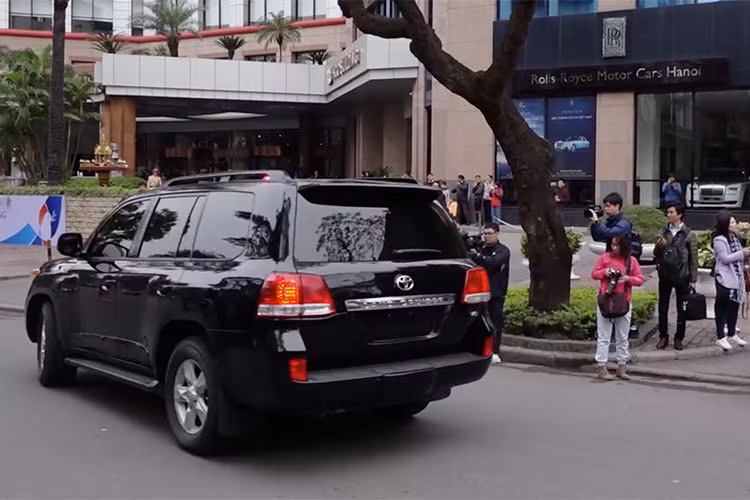 Với yêu cầu đảm bảo an ninh ở mức cao nhất, nhiều khả năng cả hai chiếc Land Cruiser đặc chủng này đều đã được nâng cấp và trang bị lớp giáp bảo vệ cấp B7 (cấp cao nhất theo chuẩn châu Âu đối với các dòng xe bọc thép VIP).