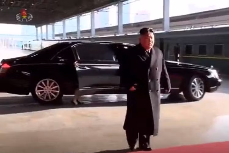 So với đoàn xe bảo vệ tổng thống Donald Trump thì hiện tại, lượng xe bảo vệ chủ tịch Kim Jong Un là khá khiêm tốn. Tuy nhiên, hiện tại, phương tiện để chủ tịch Triều Tiên di chuyển tại Việt Nam vẫn đang là bí ẩn. Mới đây, đài truyền hình trung ương Triều Tiên đã công bố hình ảnh chiếc Mercedes-Maybach S600 Guard mới của chủ tịch Kim.