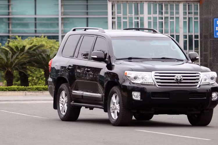 Hai chiếc Toyota Land Cruiser màu đen này nhiều khả năng đều là phiên bản chống đạn, sử dụng để đi theo và bảo vệ chủ tịch Kim Jong Un khi di chuyển trên đường. Dựa theo quan sát, 2 chiếc Toyota Land Cruiser này đều thuộc phiên bản V8 5.7L nhập Mỹ do có tem tiêu chuẩn chất lượng xe tại Mỹ ở đuôi đèn pha.