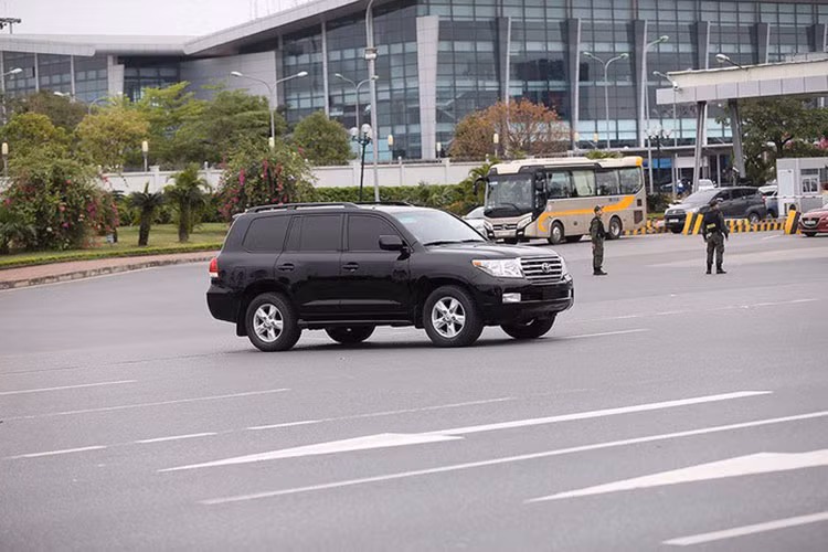 Tuy nhiên, chắc chắn đây là 2 chiếc xe Toyota Land Cruiser đặc chủng có khả năng chống đạn để tham gia bảo vệ chuyến thăm tới Việt Nam của Chủ tịch Kim Jong Un. Chúng có nhiệm vụ hộ tống đoàn và tham gia xử lý tình huống khi có yêu cầu.